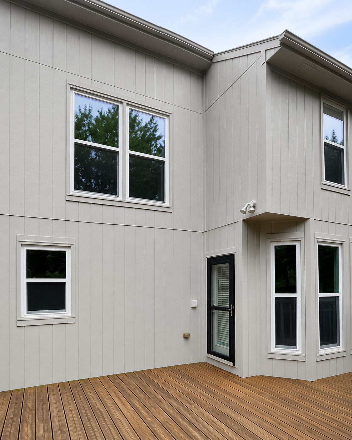 Earthwise single-hung window engineered for southern climates